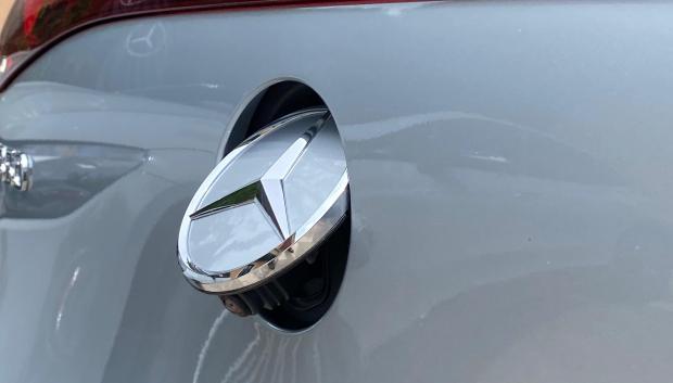El emblema de Mercedes gira al meter la marcha atrás