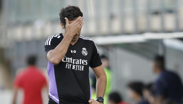 ELDA (ALICANTE), 25/06/2023.- El entrenador del Real Madrid Castilla, Raúl González, da instrucciones a sus jugadores durante el partido de vuelta de la final de la fase de ascenso a LaLiga SmartBank entre el CD Eldense y el Real Madrid Castilla, este domingo en el Estadio Municipal Nuevo Pepico Amat en Elda, Alicante. EFE/ Biel Aliño