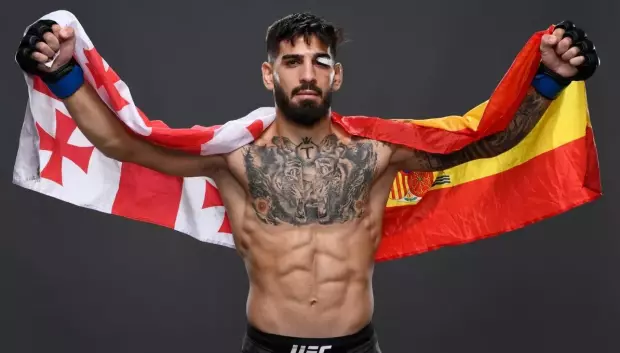 Ilia Topuria posa con la bandera de España y la de Georgia