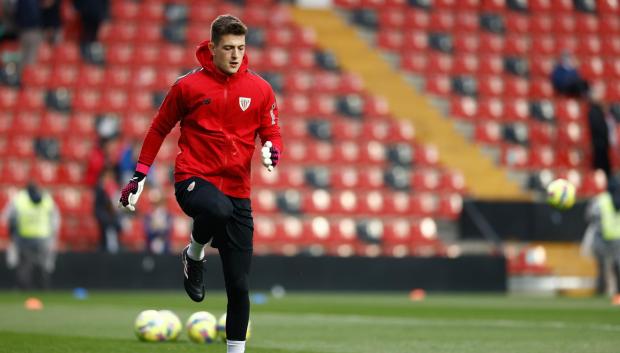 Julen Agirrezabala en el calentamiento de un partido de la pasada temporada