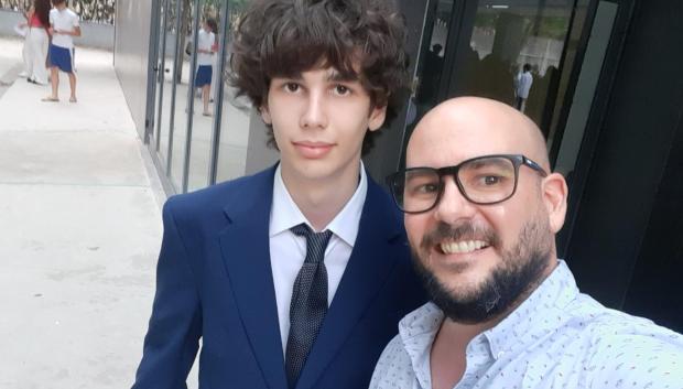 Ahmed y su hijo, Adrián