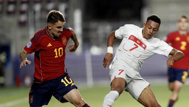 Rodri Sánchez lucha un balón con Ndoye en el España vs Suiza