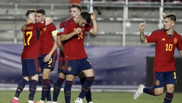 Los jugadores de la Selección celebran el gol de Sergio Gómez