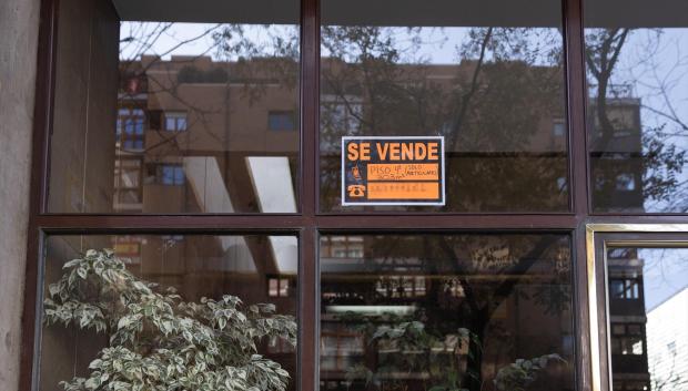 Un cartel de 'Se vende' en un portal de Madrid.