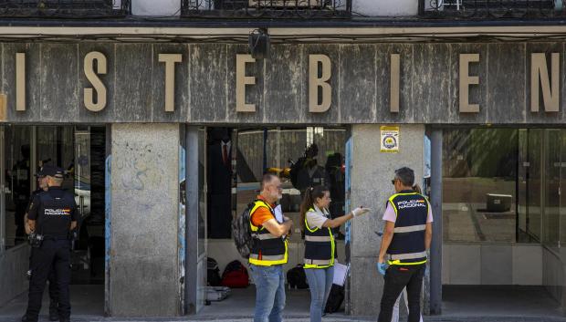 Agentes de la Policía Nacional investiga un homicidio en la plaza de Tirso de Molina