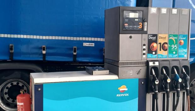 Surtidor con manguera de combustible sintético