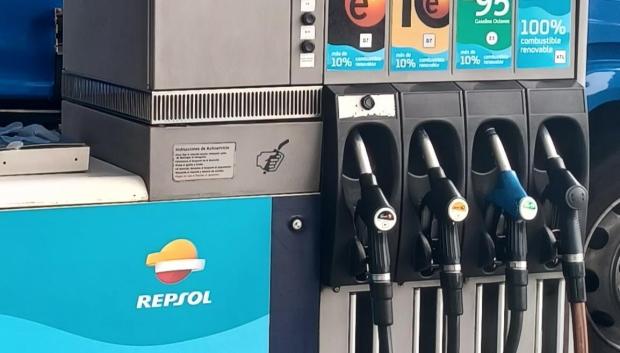 Surtidor con manguera de combustible sintético
