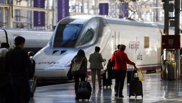23/12/2022 Varios viajeros cogen el Ave en la Estación María Zambrano de la capital, en el primer día de la Operación salida Navidad 2022. A 23 de diciembre de 2022 en Málaga (Andalucía, España). La 'Operación Navidad' de Renfe, incluye la puesta en servicio de más de 1.000 trenes al día en sus servicios de AVE, Avlo, Alvia, Euromed, Intercity, Avant y Media Distancia. Esta oferta navideña evita la circulación de 2,5 millones de automóviles, lo que supone un ahorro de cerca de cuatro millones de litros de gasolina, y la correspondiente reducción en emisiones de dióxido de carbono (CO2) a la atmósfera.
ECONOMIA
Álex Zea - Europa Press