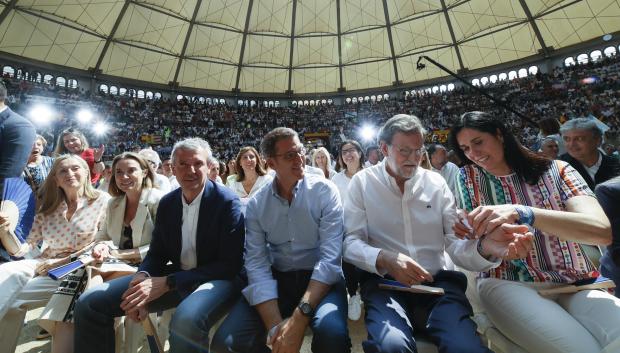 Feijóo (c) acompañado por Rajoy (2d); Rueda (3i); Cuca Gamarra (2i), y la exdiputada Ana Pastor (i), entre otros