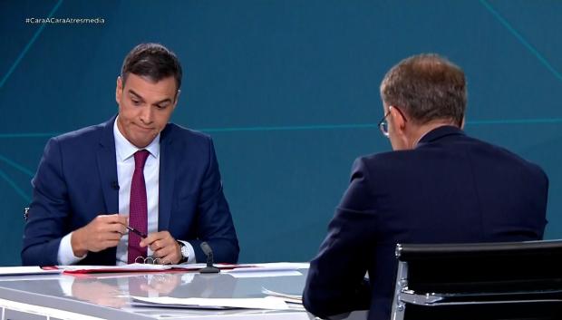 Pedro Sánchez y Alberto Núñez Feijóo durante el debate cara a cara