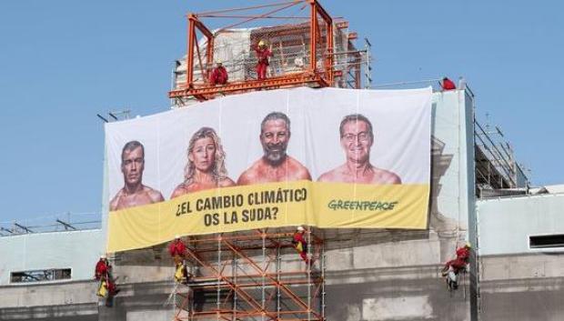 La lona de Greenpeace en la Puerta de Alcalá