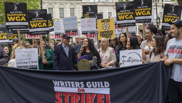 La huelga de actores en Hollywood se suma al paro de guionistas y colapsa totalmente la industria