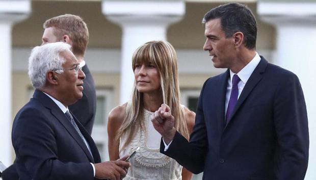 VILNA (LITUANIA), 11/07/2023.- El presidente del Gobierno, Pedro Sánchez (d), y su mujer, Begoña Gómez (c), junto al primer ministro de Portugal, António Costa (i), la cena oficial de jefes de Estado y de Gobierno que participan en la Cumbre de la OTAN, en Vilna (Lituania), este martes. EFE/Pool Moncloa/Fernando Calvo SOLO USO EDITORIAL/ SOLO USO PERMITIDO PARA ILUSTRAR LA NOTICIA QUE ACOMPAÑA/ (CRÉDITO OBLIGATORIO)