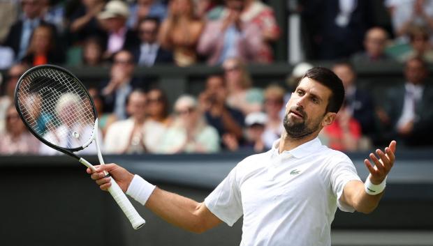 Novak Djokovic se lamenta durante un momento de la final