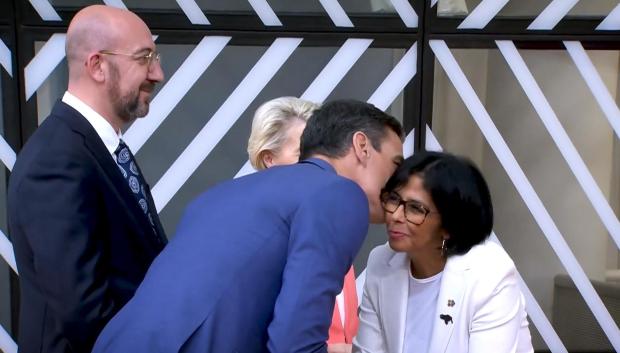 Pedro Sánchez saludando a Delcy Rodríguez