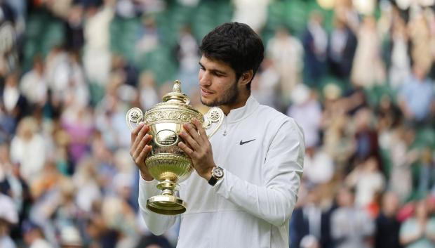 Carlos Alcaraz posa con el título de Wimbledon