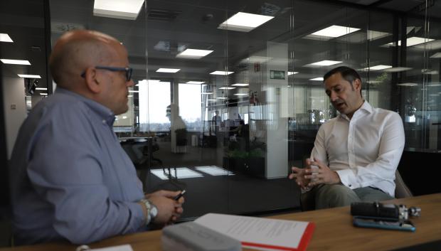 Tal y como explica Carlos Bermúdez, se tarda más de un año en poner en funcionamiento un cargador