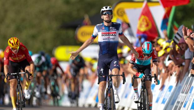 Kasper Asgreen sorprende a los sprinters para ganar la etapa 18