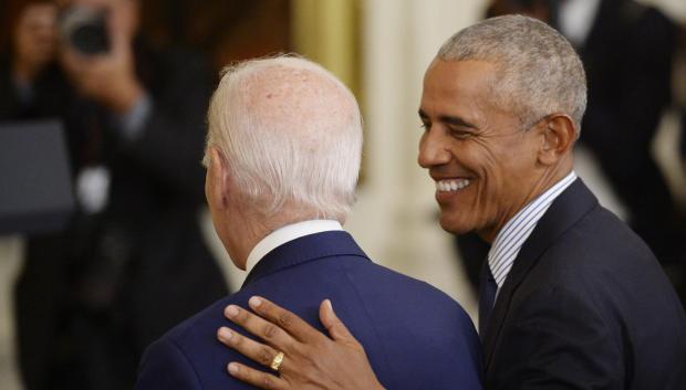 Barack Obama bromea con el presidente Joe Biden en la Casa Blanca