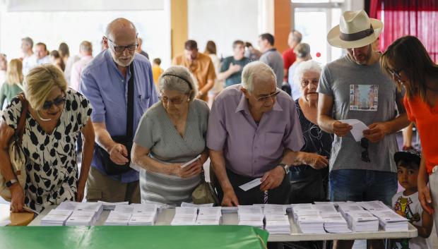 Varios votantes eligen las papeletas en un colegio electoral de Mataró (Barcelona) este domingo