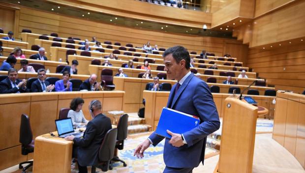 El presidente del Gobierno, Pedro Sánchez, interviene durante un pleno del Senado, a 25 de abril de 2023, en Madrid (España). Sánchez y Feijóo se enfrentan hoy a su cuarto cara a cara en el Pleno del Senado. El debate, a tan solo dos semanas para que arranque oficialmente la campaña para las elecciones de mayo, se convierte en un nuevo cruce de reproches mutuos por la Ley de Vivienda, la reforma de la ley del 'solo sí es sí' o la polémica por el parque de Doñana. Sánchez ha anunciado la construcción de 20.000 nuevas viviendas públicas en terrenos propiedad del Ministerio de Defensa, a través de SEPES y ha asegurado que con estas, las ya anunciadas de SAREB, las financiadas con créditos ICO y las proyectadas por el Ministerio de Transportes, en los próximos años el Gobierno habilitará unos 183.000 inmuebles.
25 ABRIL 2023;SENADO;PLENO;ENFRENTAMIENTO;DEBATE;ELECCIONES;REPROCHES;LEY DE VIVIENDA;LEY DEL SOLO SI ES SI;DOÑANA;VIVIENDAS;SAREB
Fernando Sánchez / Europa Press
(Foto de ARCHIVO)
25/4/2023