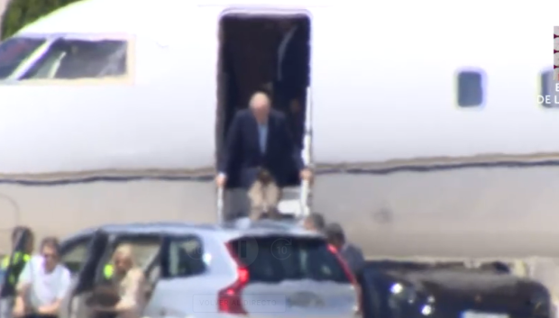 El Rey Juan Carlos I bajando del avión en el aeropuerto de Vigo