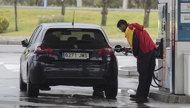 Los operarios de gasolinera son verdaderos expertos en el ahorro en combustible