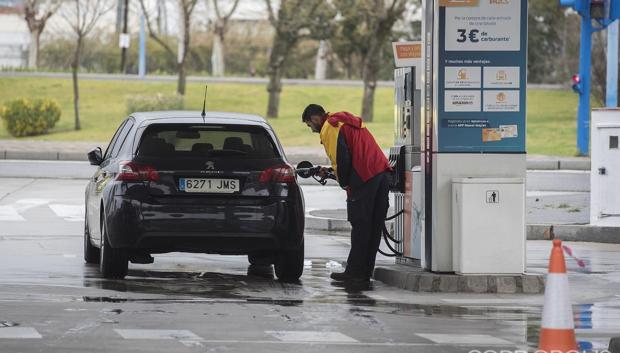 Los operarios de gasolinera son verdaderos expertos en el ahorro en combustible