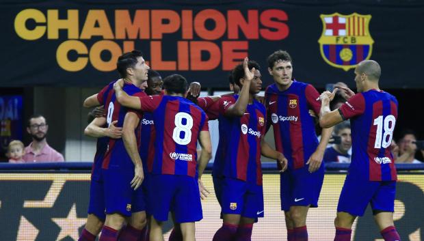 Los jugadores del Barcelona celebran el primer gol del partido