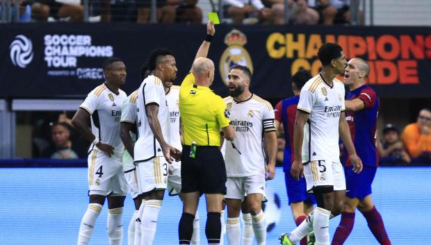 Dani Carvajal recibe una tarjeta amarilla en el clásico de pretemporada