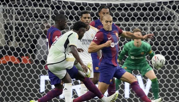 ARLINGTON, TEXAS - JULY 29: Oriol Romeu #18 of FC Barcelona deflects a shot from Vini Jr. #7 of Real Madrid during the first half of the pre-season friendly match at AT&T Stadium on July 29, 2023 in Arlington, Texas.   Sam Hodde/Getty Images/AFP (Photo by Sam Hodde / GETTY IMAGES NORTH AMERICA / Getty Images via AFP)