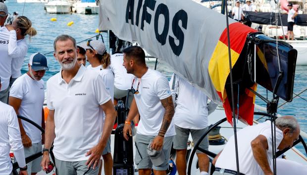 Felipe VI se embarca en el 'Aifos' para participar en la primera regata de la Copa del Rey de vela