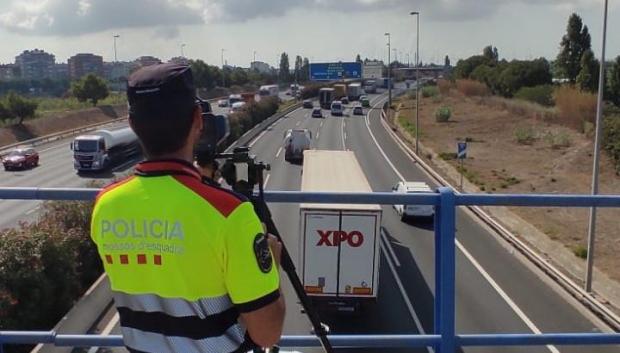 A pillar, un Mosso mide los vehículos que pasan bajo un puente con un radar móvil