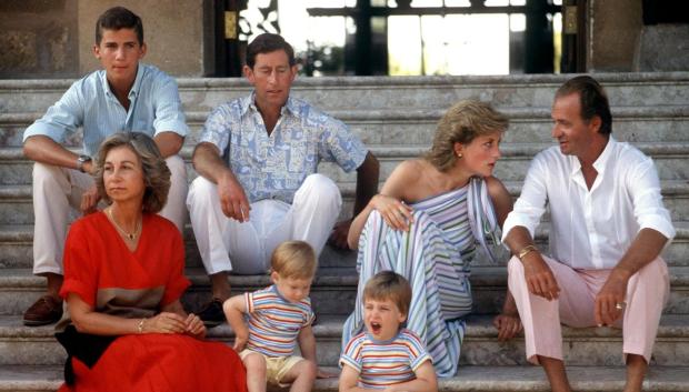 Posado de la Familia Real española, junto al Príncipe Carlos, la Princesa Diana y sus hijos en el palacio de Marivent, en 1987. El pequeño Harry aparece cogido por el Rey Juan Carlos, mientras que Lady Di sostiene a Guillermo.