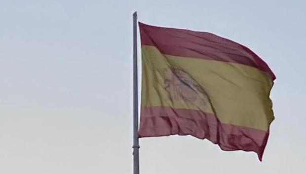 La bandera de Colón ondea a primera hora de la mañana
