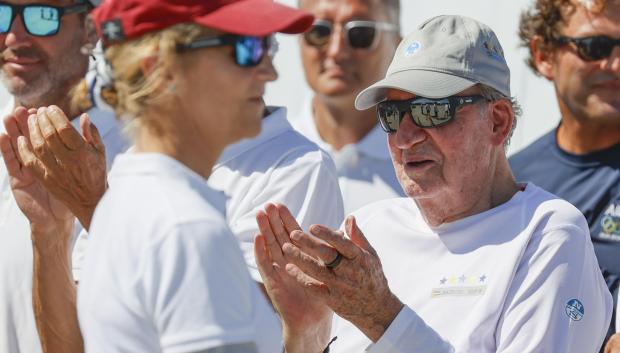 El rey emérito Juan Carlos I con el anillo Oura en su mano izquierda