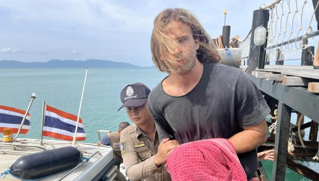Koh Phangan (Thailand), 07/08/2023.- A Spanish chef alleged murder suspect Daniel Jeronimo Sancho Bronchalo (R), is escorted by a Thai police officer as they arrive at a port before going to the court in Koh Samui island, southern Thailand, 07 August 2023. Thai police arrested a 29-year-old Spanish nationality Daniel Jeronimo Sancho Bronchalo accused of killing a Colombian surgeon Edwin Arrieta Arteaga and dismembering his body before dumping some parts in a rubbish dump and other parts including his head in the sea, police said. (España, Tailandia) EFE/EPA/SOMKEAT RUKSAMAN