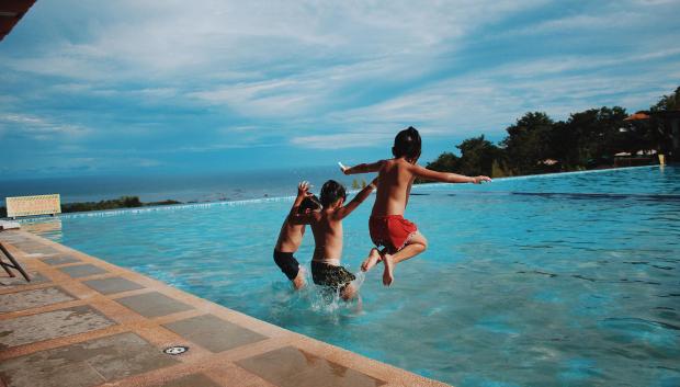 Poder celebrarlo en la piscina es una ventaja de cumplir años en verano
