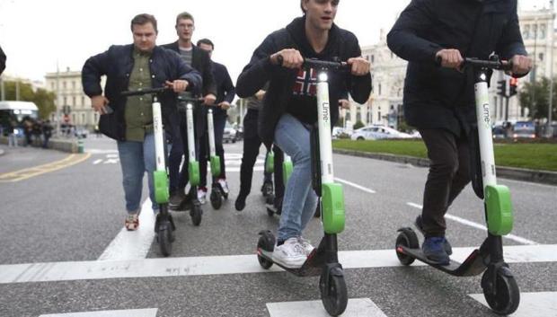 Los patinetes eléctricos están prohibidos para menores de 16 años y nunca pueden ir dos personas