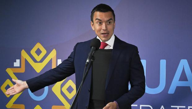 El candidato de Ecuador, Daniel Noboa, llevando un chaleco antibalas