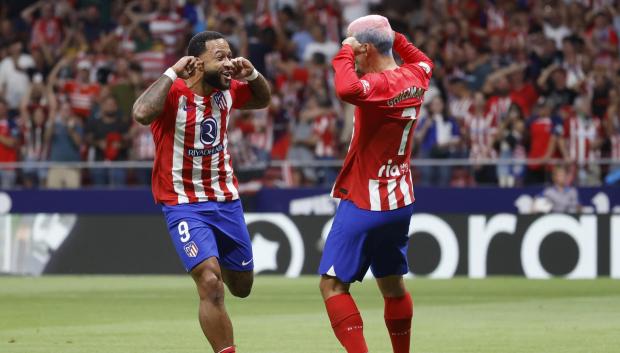Memphis Depay celebra con Antoine Griezmann tras marcar el segundo gol ante el Granada