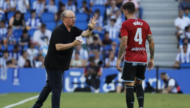 Rafa Benítez da instrucciones Unai Núñez durante el partido entre la Real Sociedad y el Celta