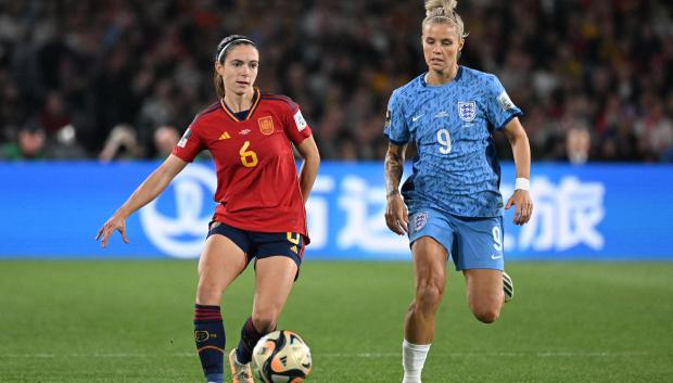 Aitana Bonmatí controla un balón ante la atenta mirada de Rachel Daly