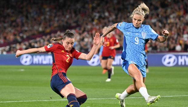 Ona Batlle centra un balón ante la presión de Rachel Daly