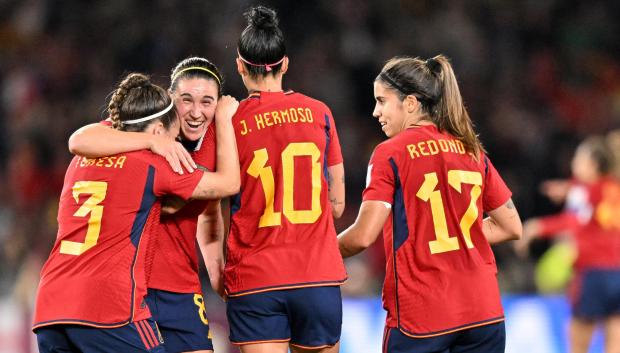 Las jugadoras de España celebran el gol de Olga Carmona