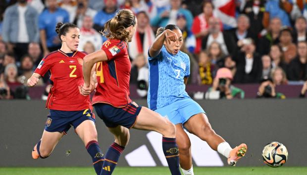 Irene Paredes intercepta un disparo de Lauren James