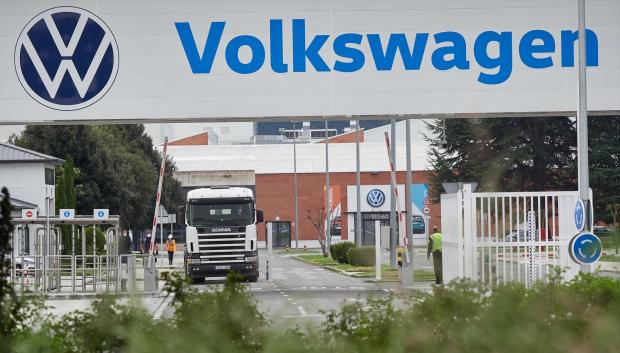 Vista de la puerta principal de la fábrica de Volkswagen Navarra.