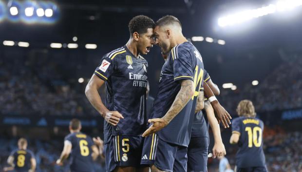 -FOTODELDÍA- VIGO (GALICIA), 25/08/2023.- El centrocampista británico del Real Madrid Jude Bellingham (i) celebra con Joselu su gol durante el partido correspondiente a la Jornada 3 de LaLiga que enfrenta este viernes al Celta de Vigo y Real Madrid en el estadio de Balaídos, en Vigo. EFE/Lavandeira