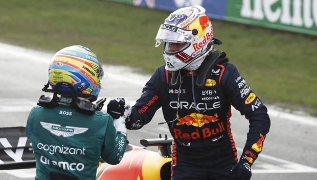El saludo entre Max Verstappen y Fernando Alonso
