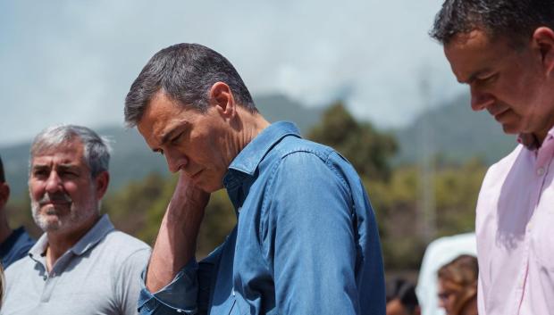 Pedro Sánchez, junto al presidente de Canarias, Fernando Clavijo